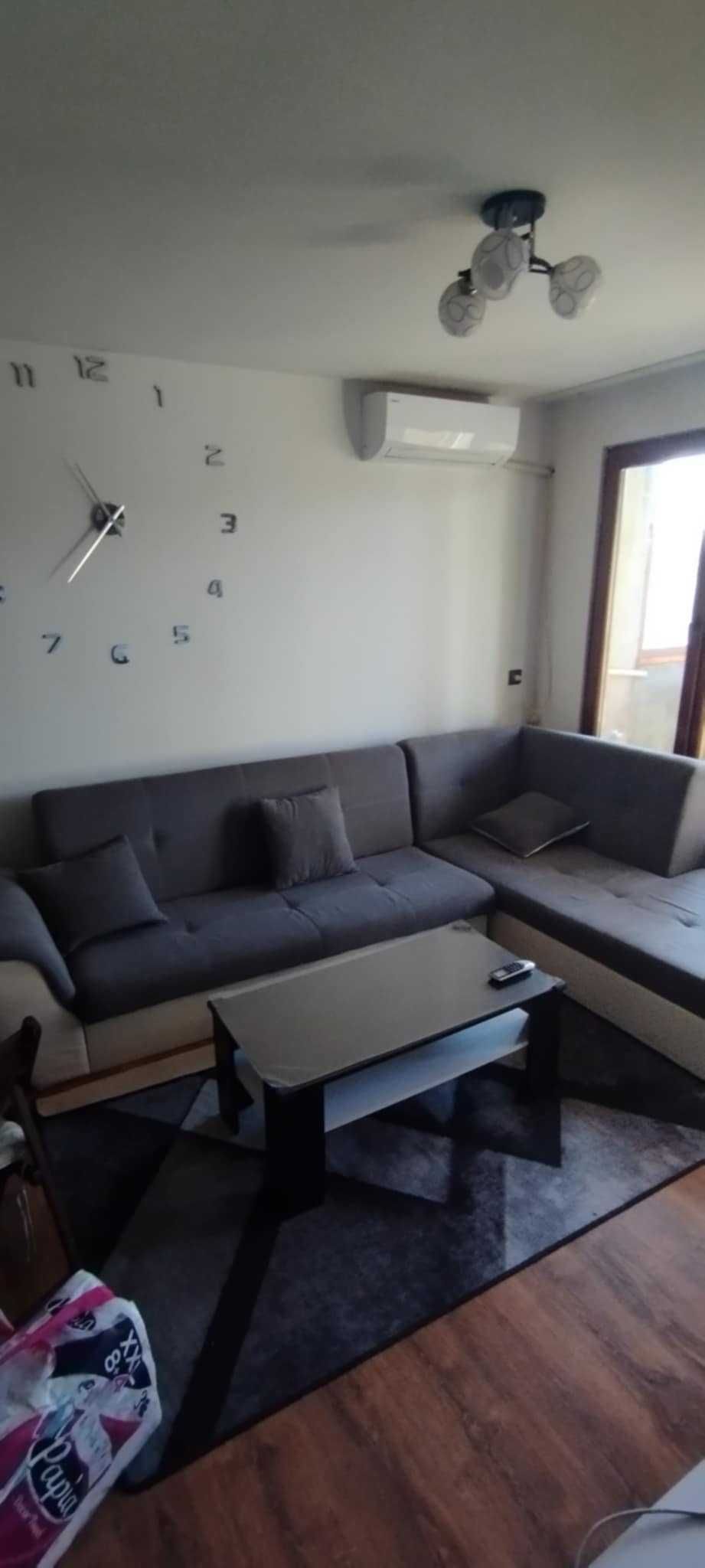 Продавам ъглов диван с масичка за кафе