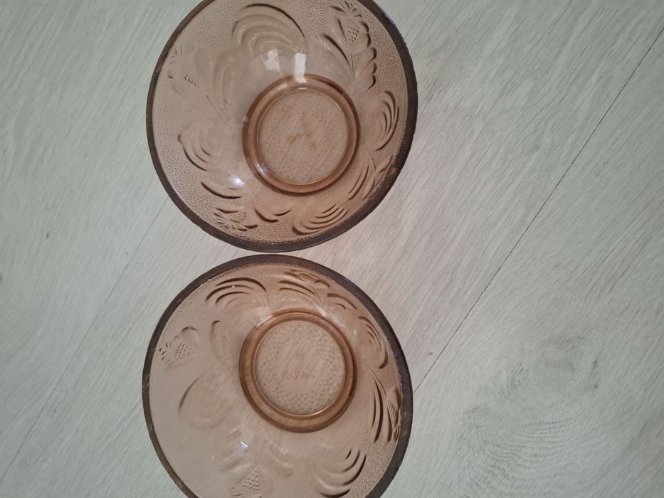 Продаются 2 стеклянные вазочки, состояние хорошее,  торг возможен