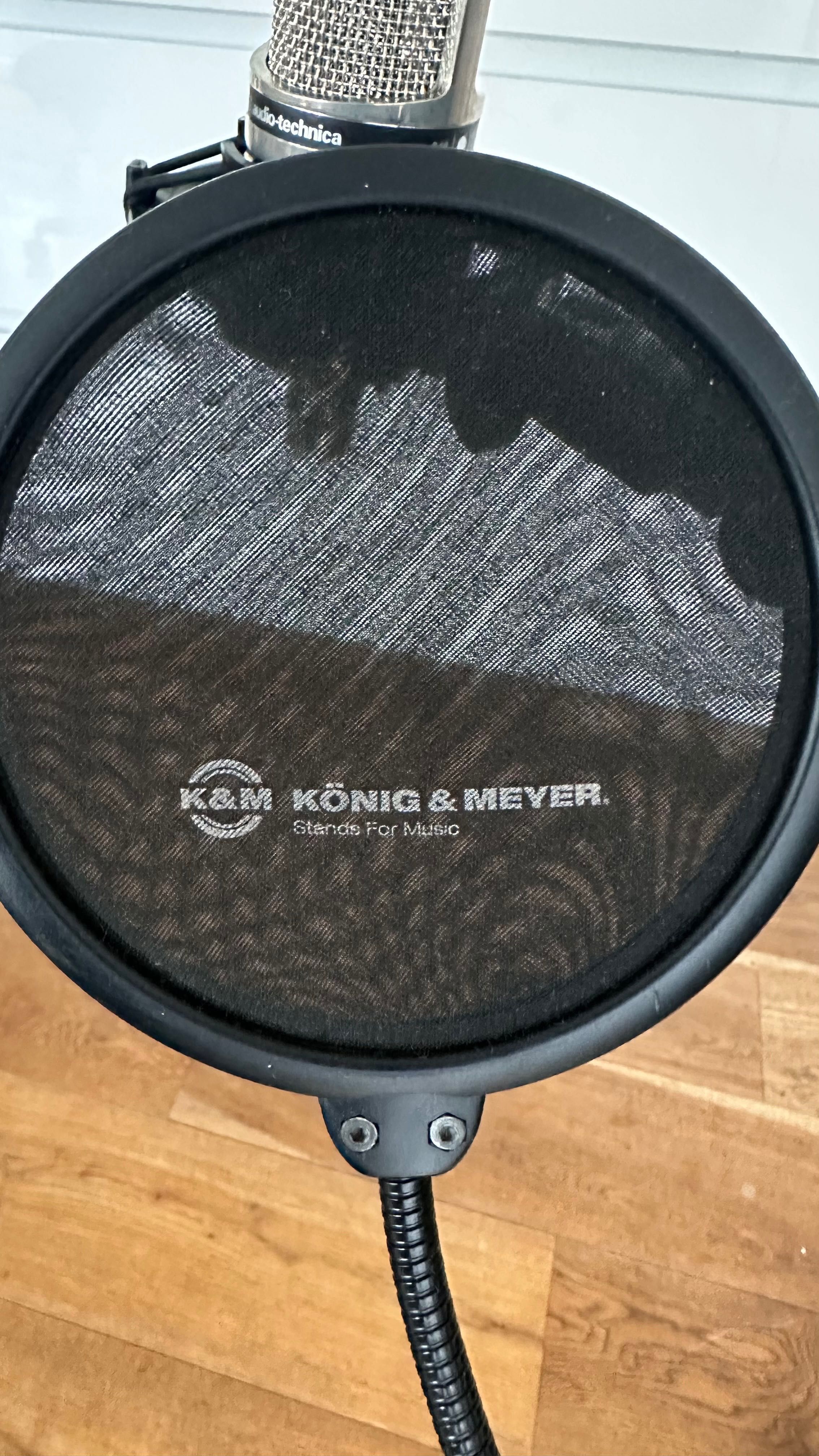 Студиен кондензаторен микрофон Audiotechnica AT2020 P48 със стойка