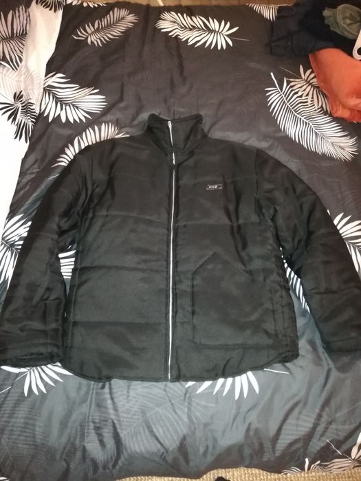 Vând diferite geci, marime M-L