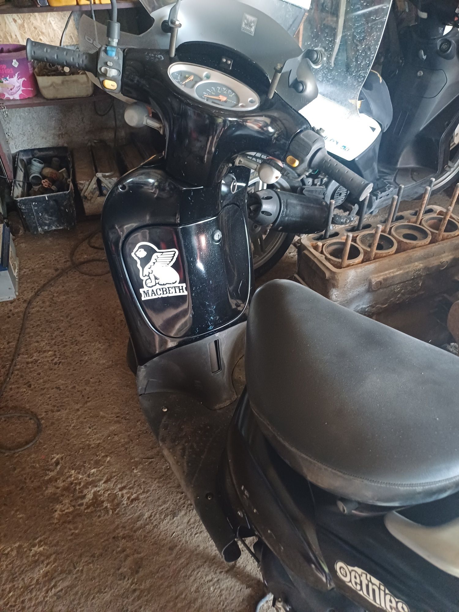 Scuter Aprilia scarabeo