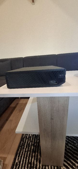 Конзолата Xbox се предлага с контролер и всички кабели.