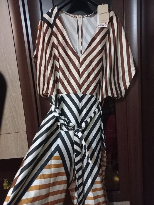 Blugi aurii, maieu cu paiete și salopeta .