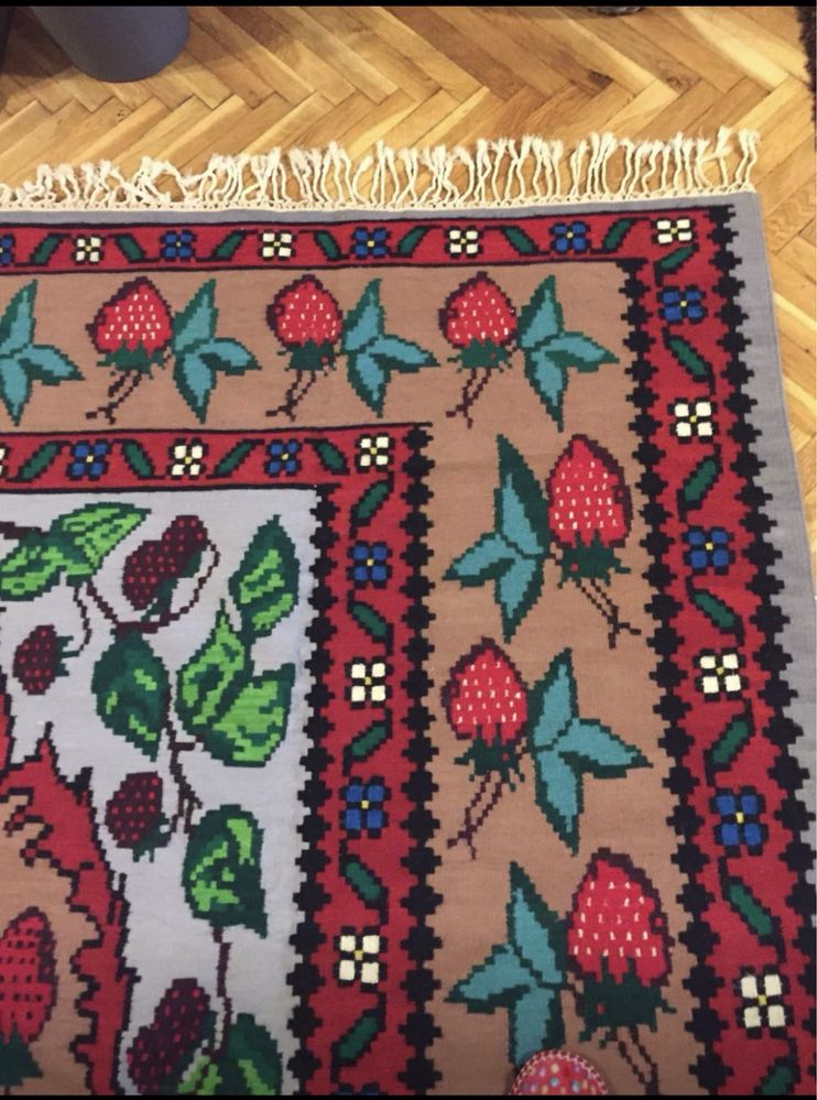 Чипровски килим ,,Ягодите’’