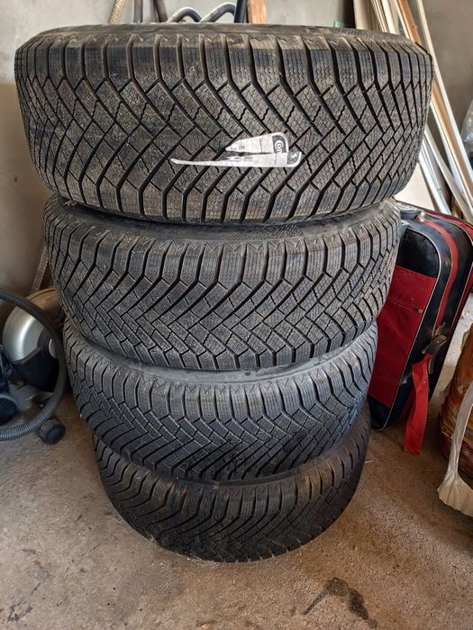 Vând jenti cu cauciucuri noi Continental..