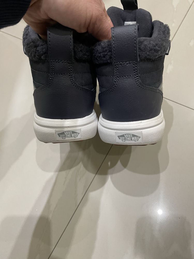 Зимни кецове Vans