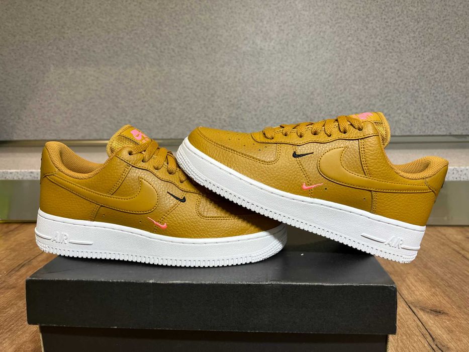 ОРИГИНАЛНИ *** Nike Air Force 1 '07 Leather / EssentiaL Mini Swoosh