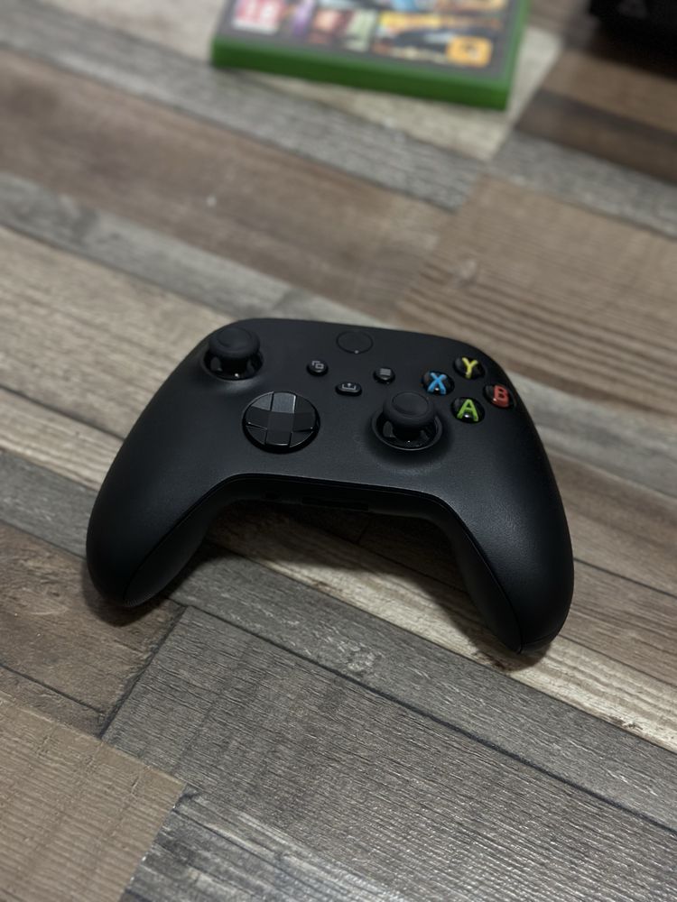 Xbox One + controller + 3 jocuri (GTA V, NFS Payback si Fifa 19)