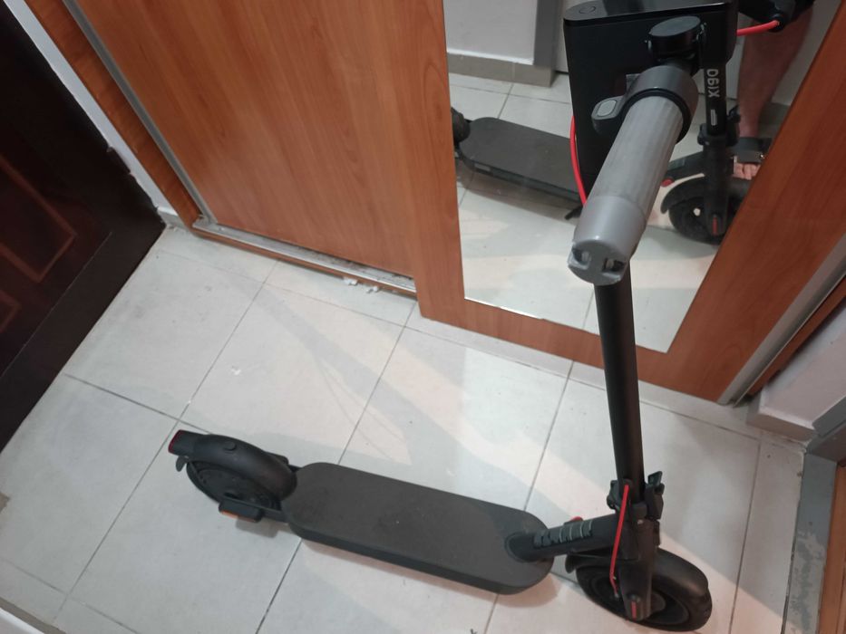 Vând trotineta electrica Xiaomi ( garanție 1 an)