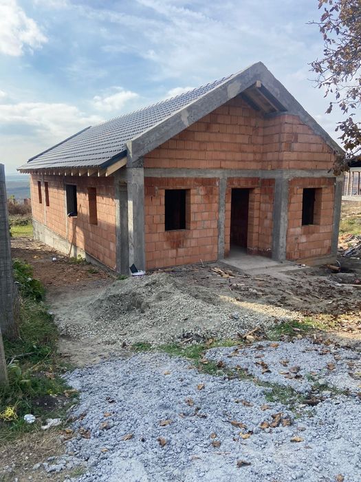 Construim case la rosu