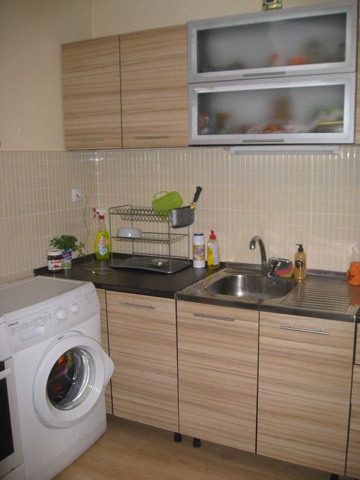 Собственик отдава под наем  дългосрочно двустаен апартамент.