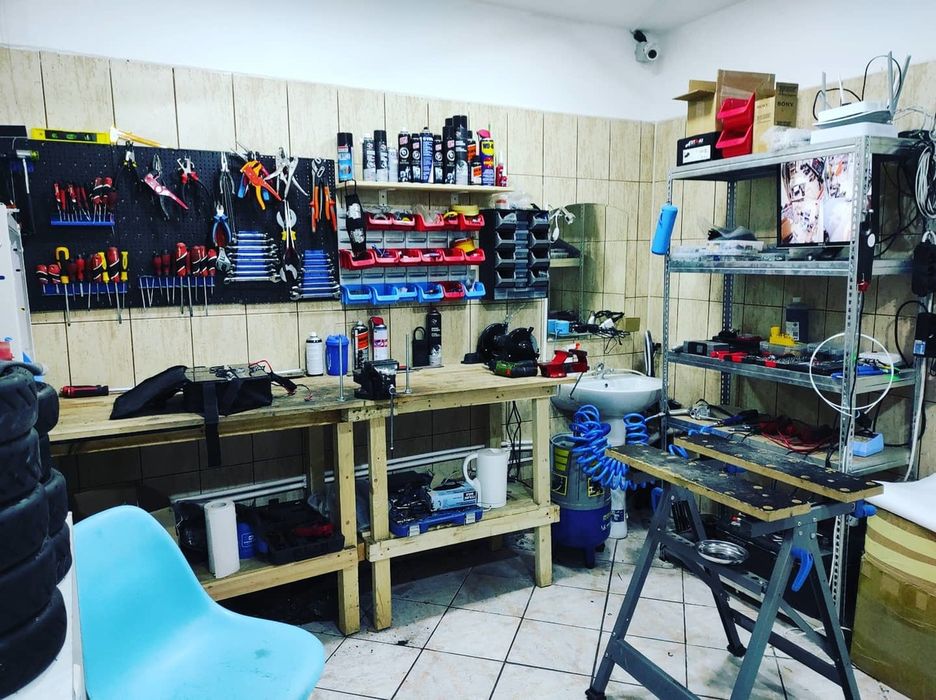 Reparați trotinete, triciclete, biciclete și scutere electrice.