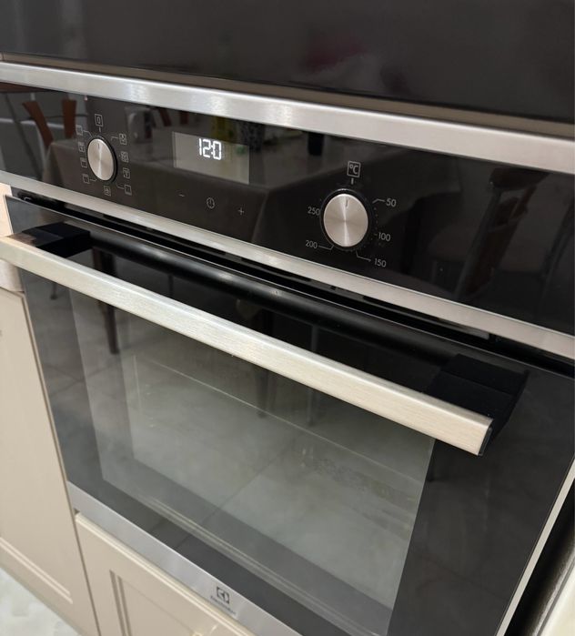 Продам духовой шкаф.