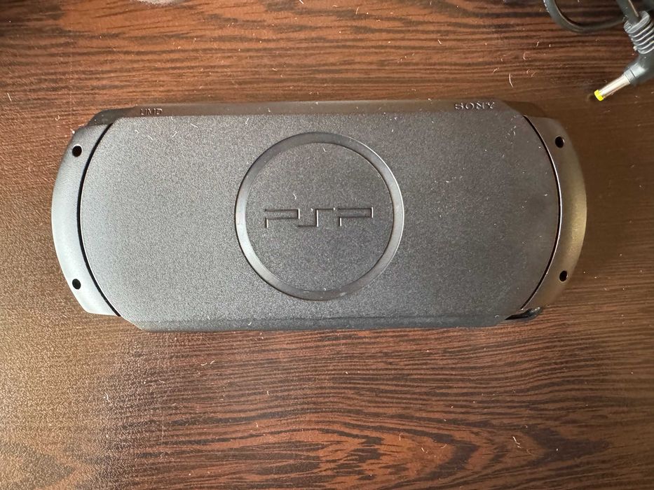 PSP-E1004 в отлично състояние + Калъф + 8 игри + 2 диска