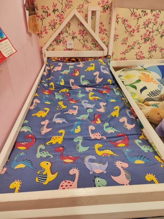 Детские кроватки 2шт, одна кровать для грудничка.