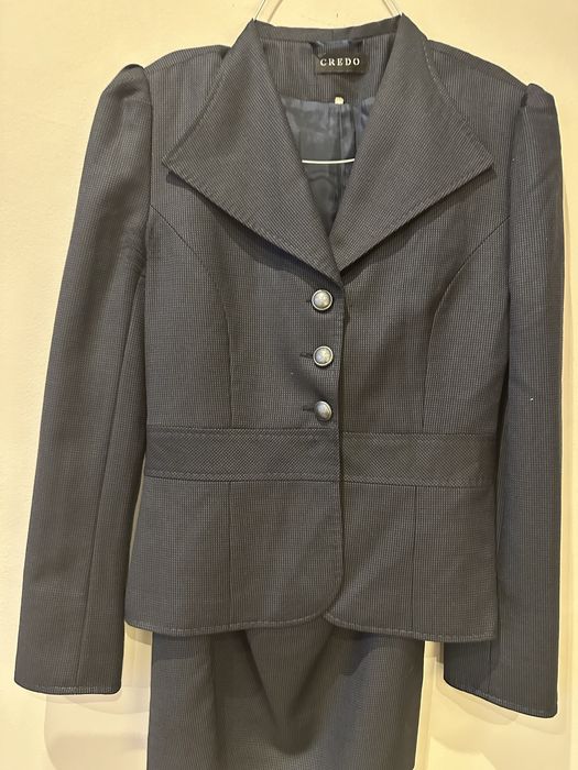 Елегантен тъмносин костюм на Credo за  офиса