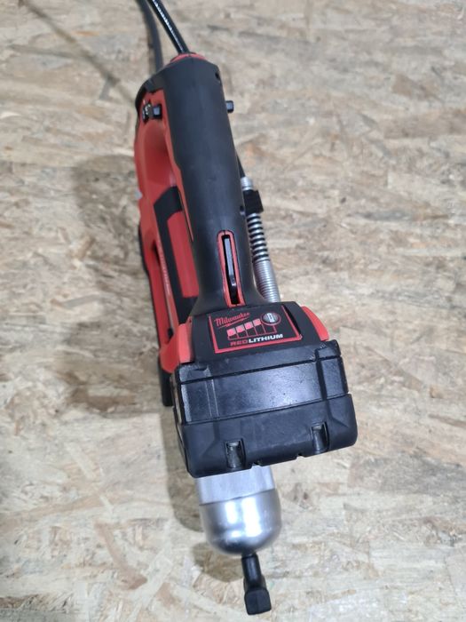 Gresor vaselina pentru utilaje agricole Milwaukee M18 GG