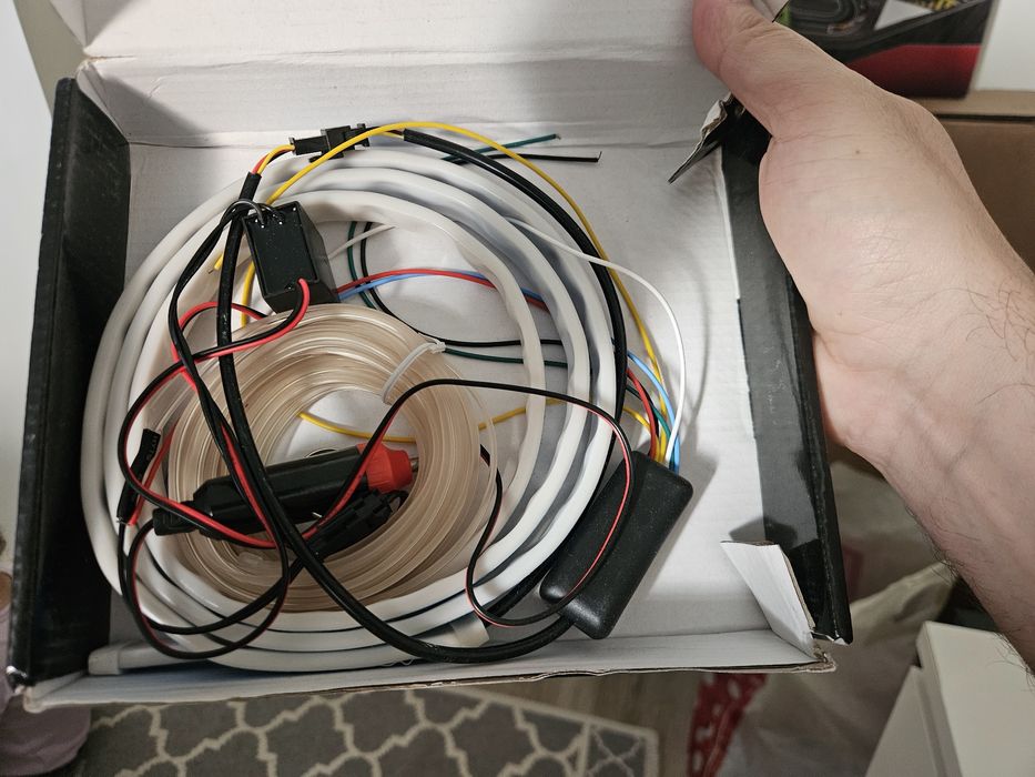 Furtun banda led semnalizator portbagaj auto