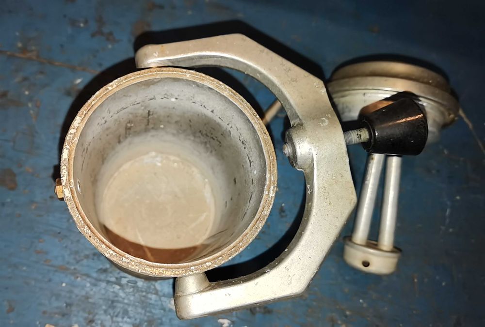 Продавам нещата от снимката-клещи за чапраз,ножици, кубинка,кафеварки