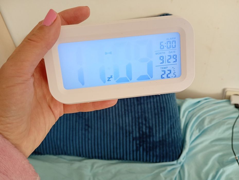 2 модела Светещи  електронни часовници показва градуси,месец ,дата и а