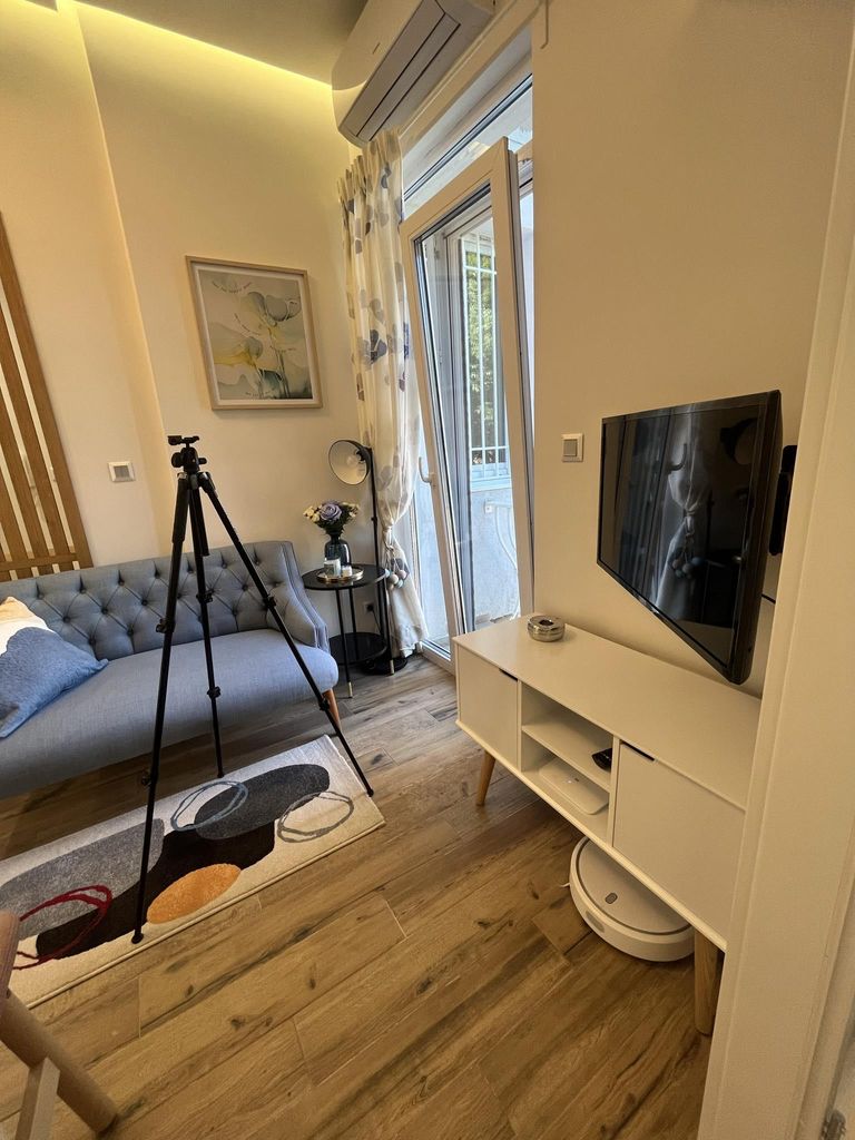 Дава се под наем Тристаен апартамент в София, Център - 45 кв.м за 1000 € - Снимка #1