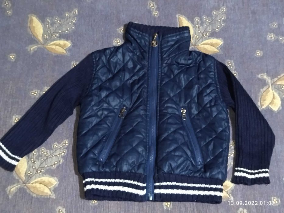 Синяя куртка, на 4 - 5 лет.