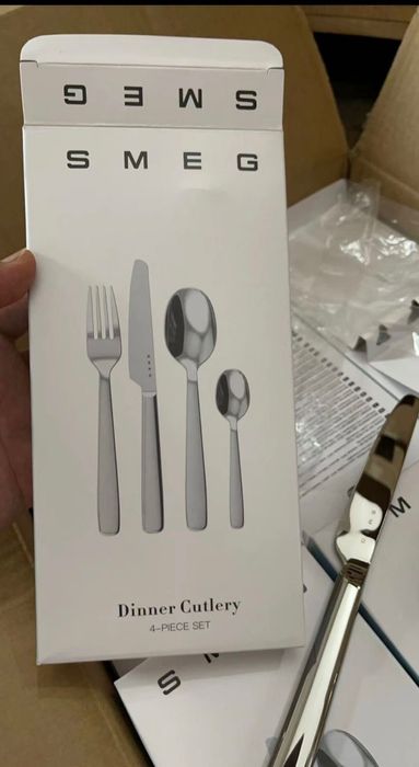 Набор smeg 24 предмета. На 6 персон