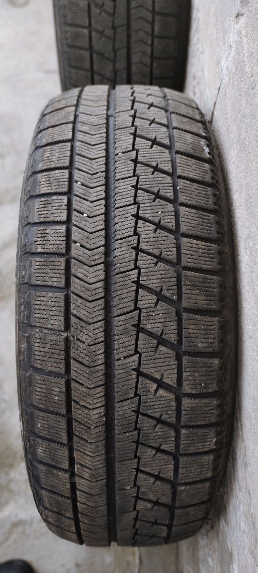 Продам зимнюю резину БРИДЖСТОУН 215/60 R17