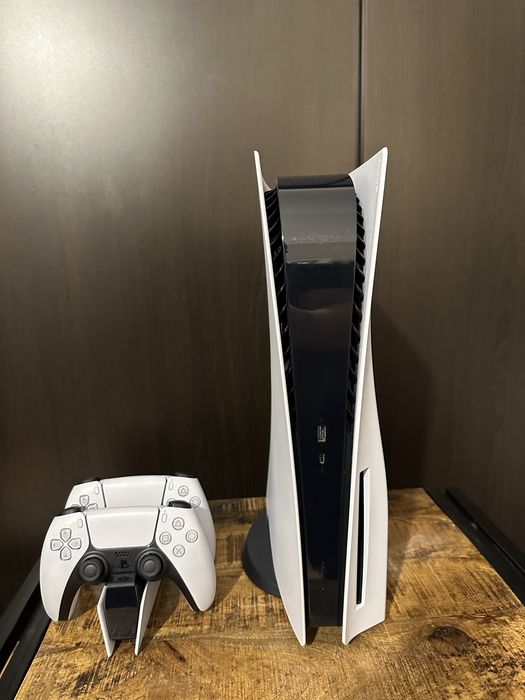 Ps5 disk edition + 2 controllere + 3 jocuri