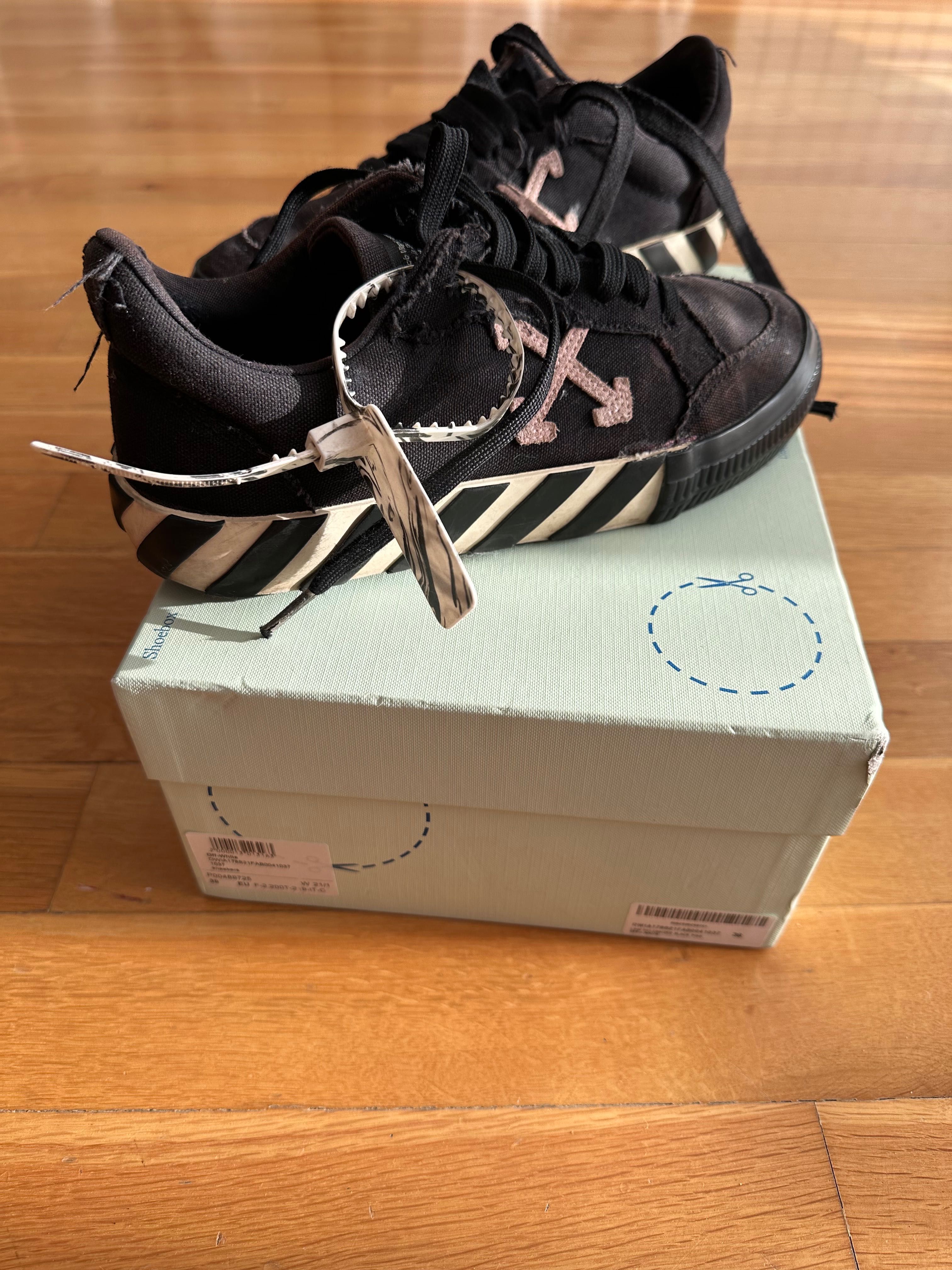 Off white , Toscablue