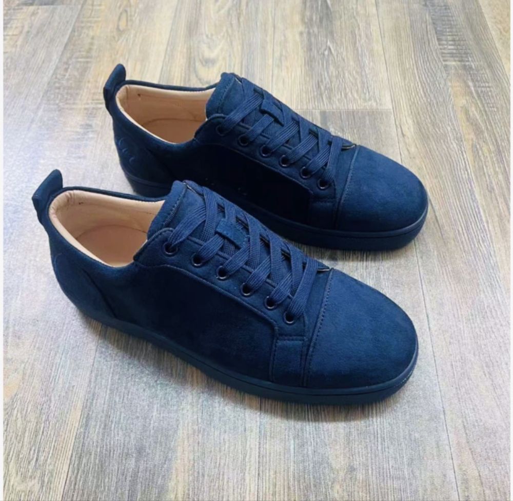 Louboutin krossovkasi kargo bilan, Zakazga