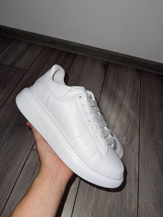 Vand 2 perechi de McQueen
