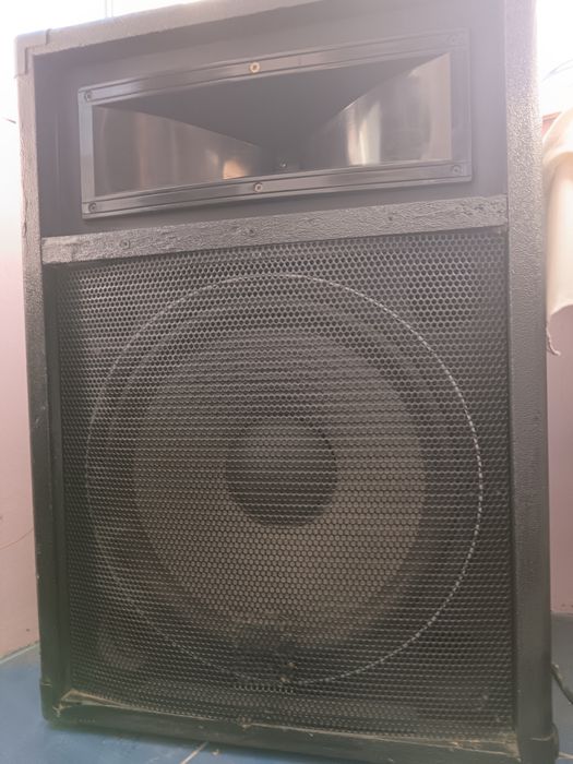 Vind doua boxe pasive si un acordeon