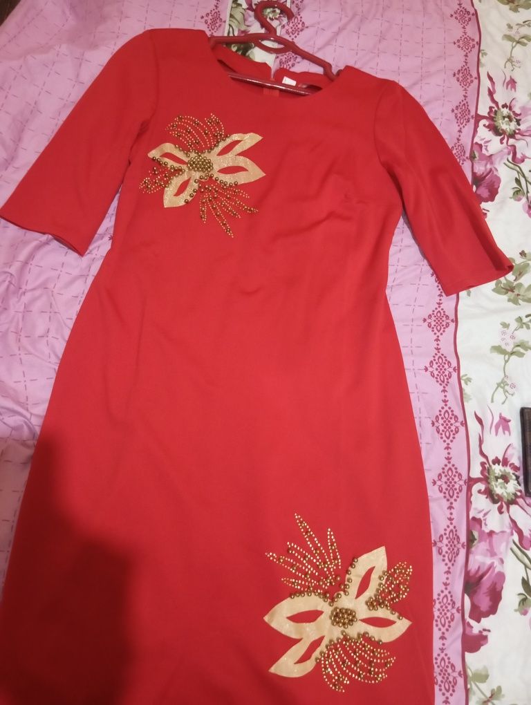 Qizil koʻylakli malika