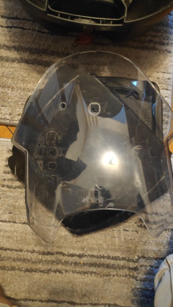 Vând topcase cu monlolock + parbriz