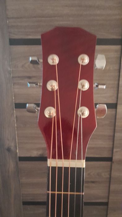 Akustic yangi gitara