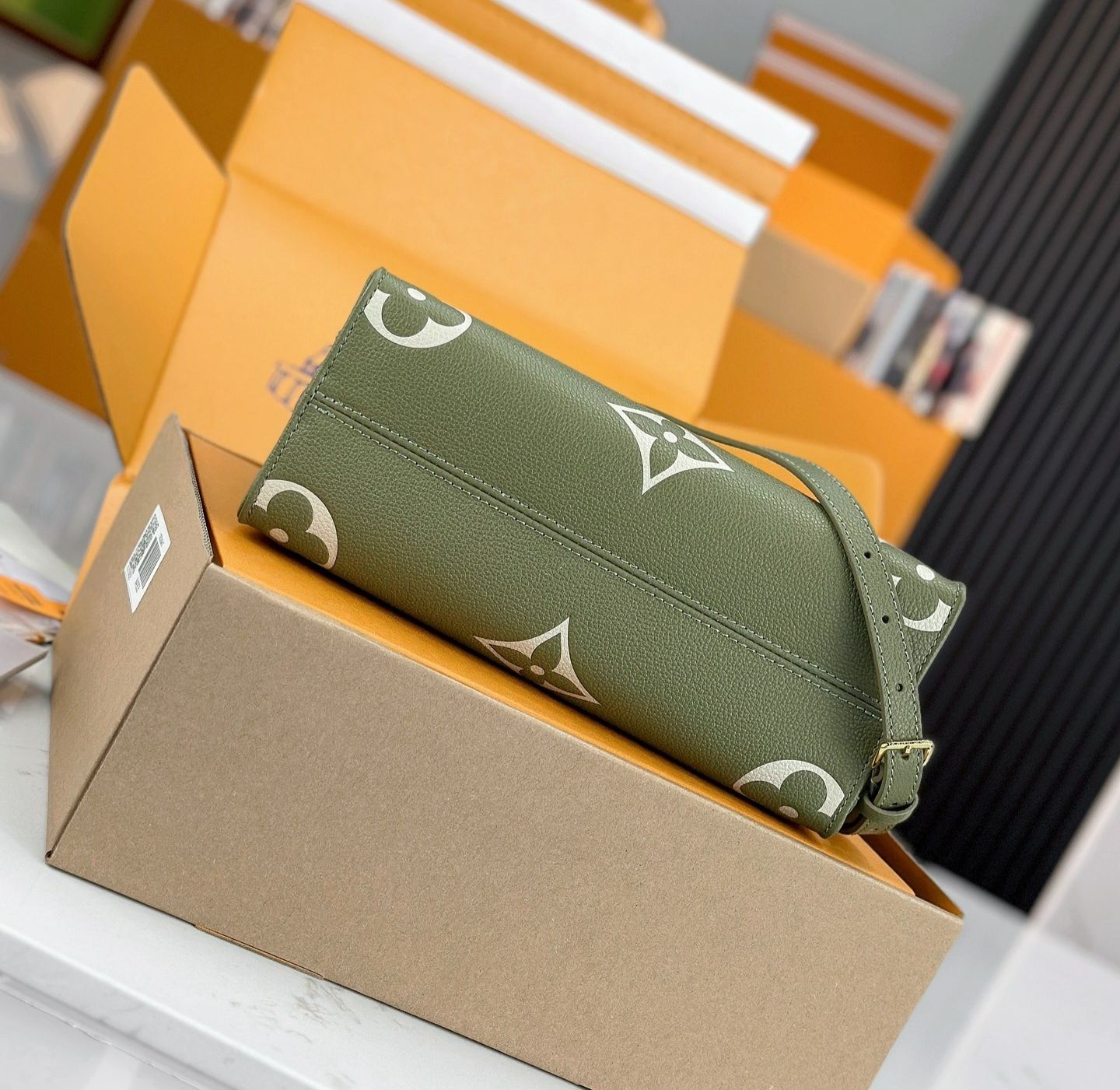 Geanta Louis Vuitton Onthego 26cm verde, tip Premium
