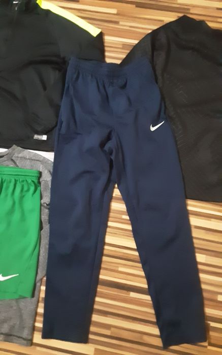 (L 147-158) NIKE оригинални горници(35лв) тениски(25лв),долница(35лв)