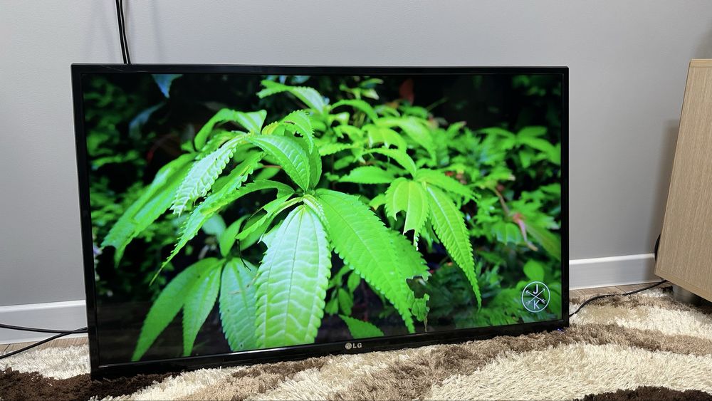 Телевизор LG 40" 102см