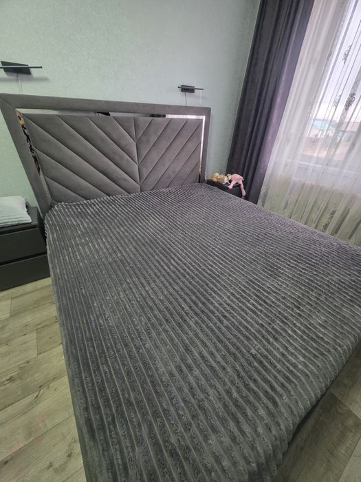 Продам кровать с мягкой спинкой