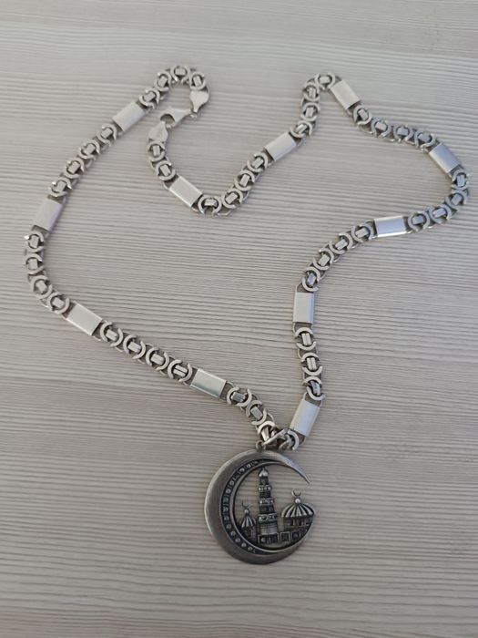 Продам цепочку с кулоном