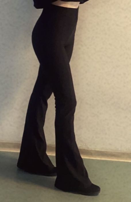 Pantaloni evazati la baza