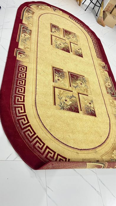 Ковер в хорошем состояний овльный плотный