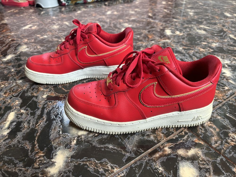 Vand pantofi Nike Wmns Air Force 1 ‘07 ess university red dama, femei