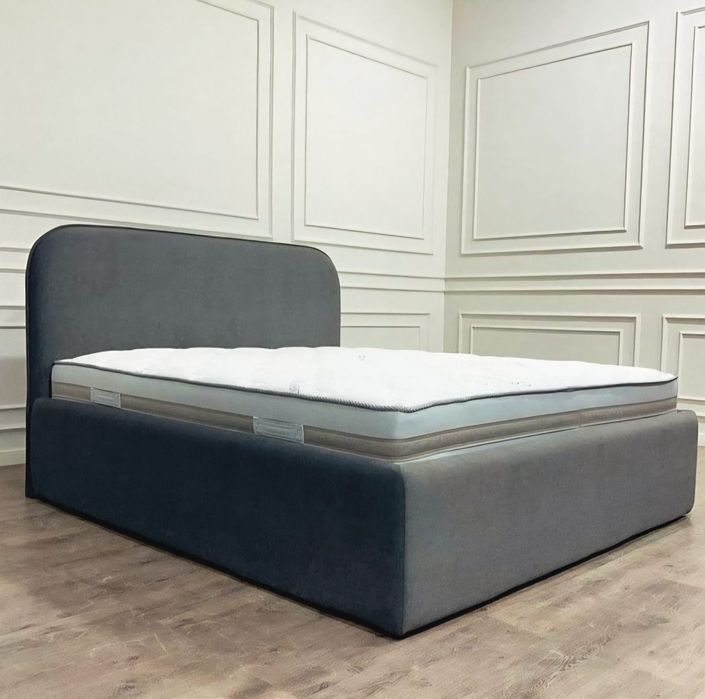 Pat tapițat cu structura de lemn masiv