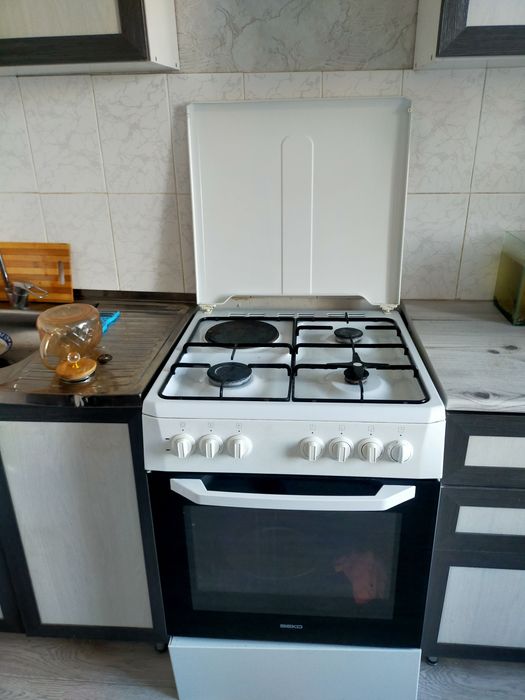 Продам газовую плиту в рабочем состояний продаем в связи переездом