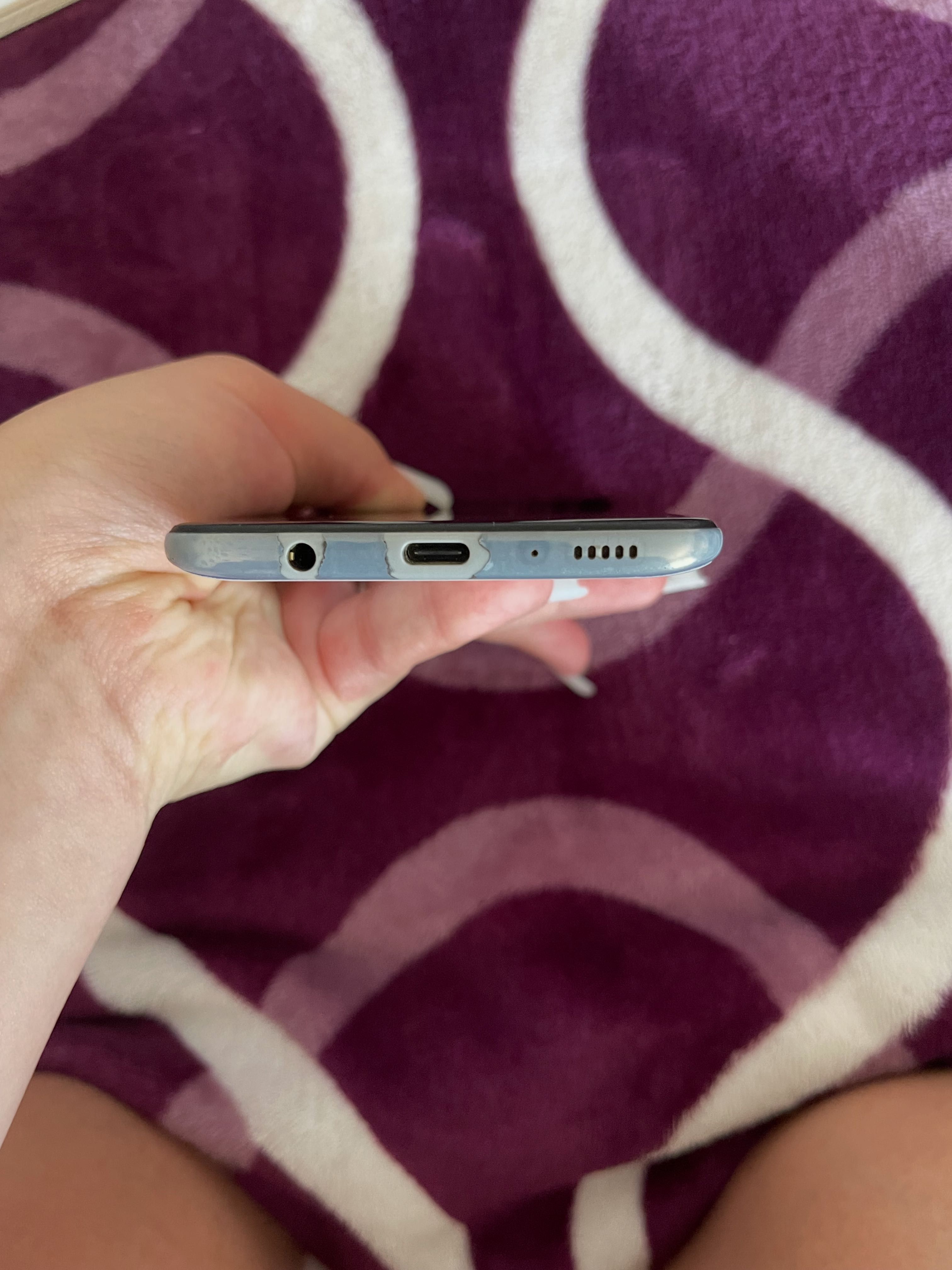 Vând Samsung galaxy A70 în stare perfectă. Ecranul nu are zgârieturi.