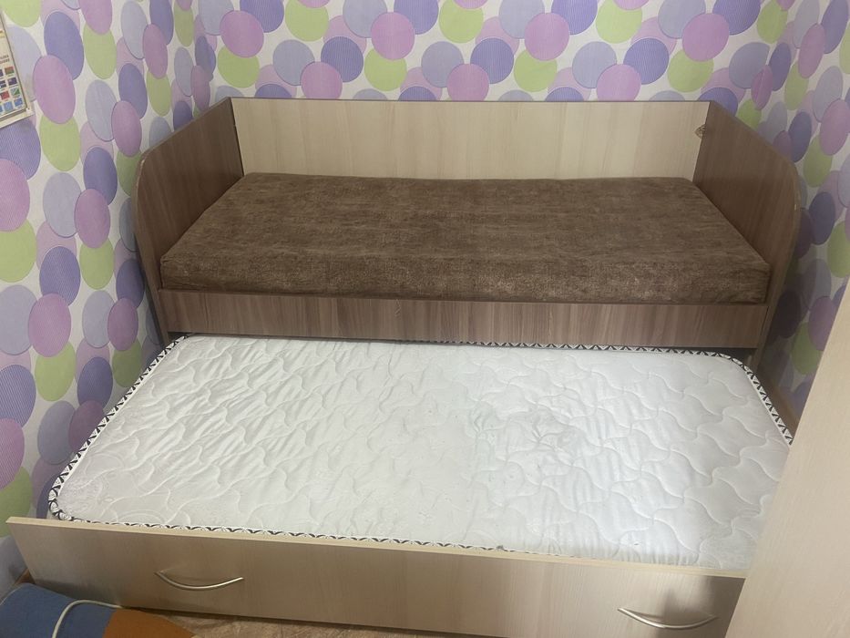 Продам гарнитур : кровать детская ( для подростка), стол, тумбочка