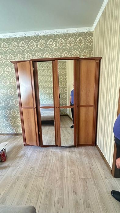 Продам шкаф старый