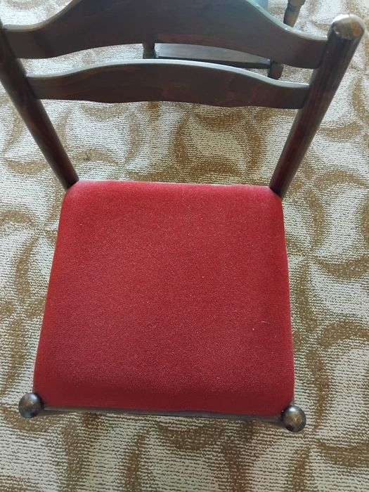 Трапезен стол с мека седалищна част